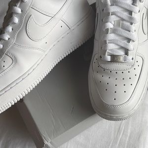NIKE WHITE AIRFORCE 1s 07’